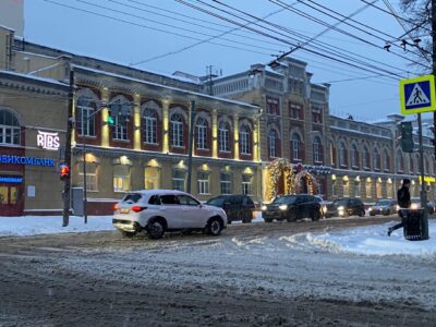 Горы снега и «жижа» на дорогах: как нижегородцы переживают снегопад