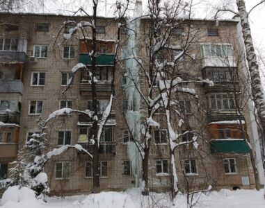 Сосулька длиной в пять этажей образовалась на доме в Советском районе