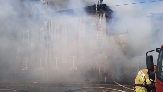 «Доходный дом И.И. Гурова» горит в центре Нижнего Новгорода