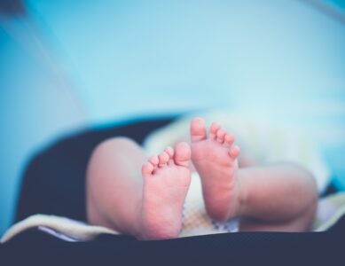 Брошенного в кустах новорожденного отключили от аппарата ИВЛ в Нижнем Новгороде