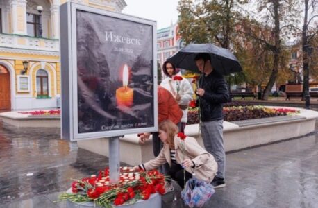 В центре Нижнего Новгорода организовали мемориал в честь погибших в школе Ижевска