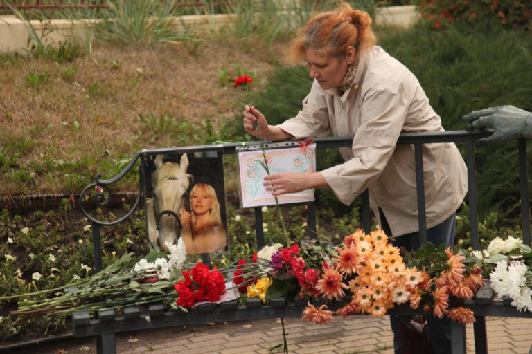 Два года без Ирины Славиной: нижегородцы принесли цветы к месту гибели журналистки