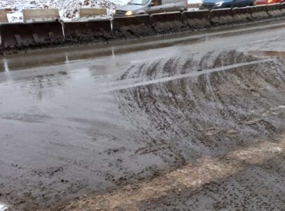 «Засыпали город грязью»: нижегородцы высказались против чрезмерного использования песка на дорогах