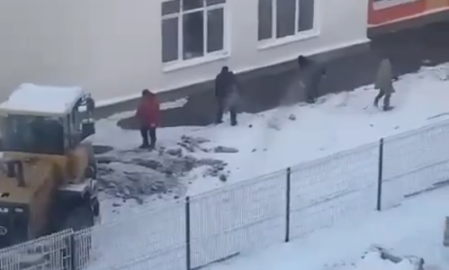 Асфальт уложили на снег у детского сада в Новой Кузнечихе