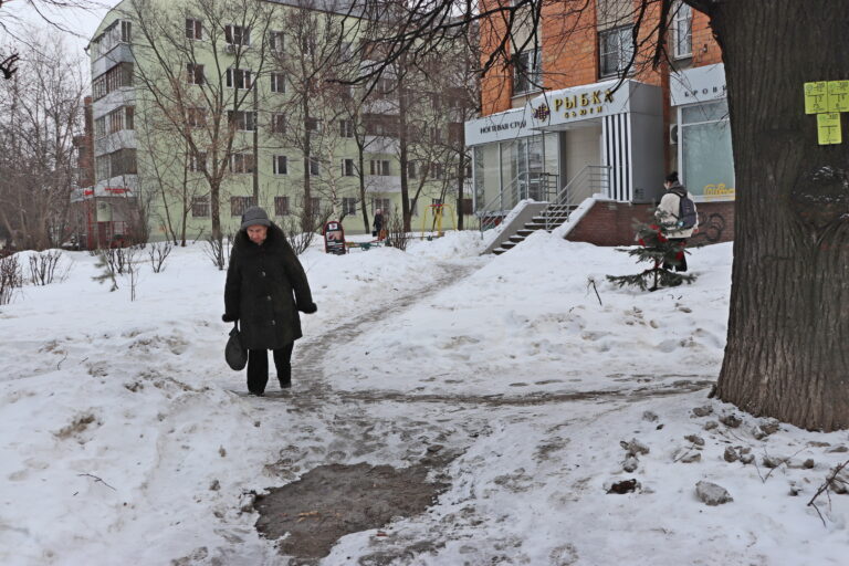 Люди все еще падают: как чиновники отреагировали на наш список «ледяных» тротуаров и дорожек