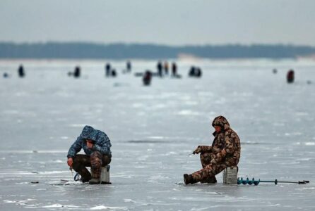 Провалившегося под лёд 81-летнего рыбака спасли в Нижегородской области