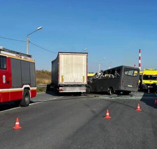 Три человека погибли в ДТП с маршруткой и фурой в Нижегородской области