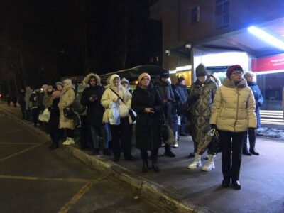 Толпы нижегородцев на остановках не могут втиснуться в переполненные автобусы