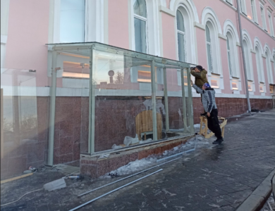 Часть фасада ОКН в центре  Нижнего Новгорода закрыли входом в подвал